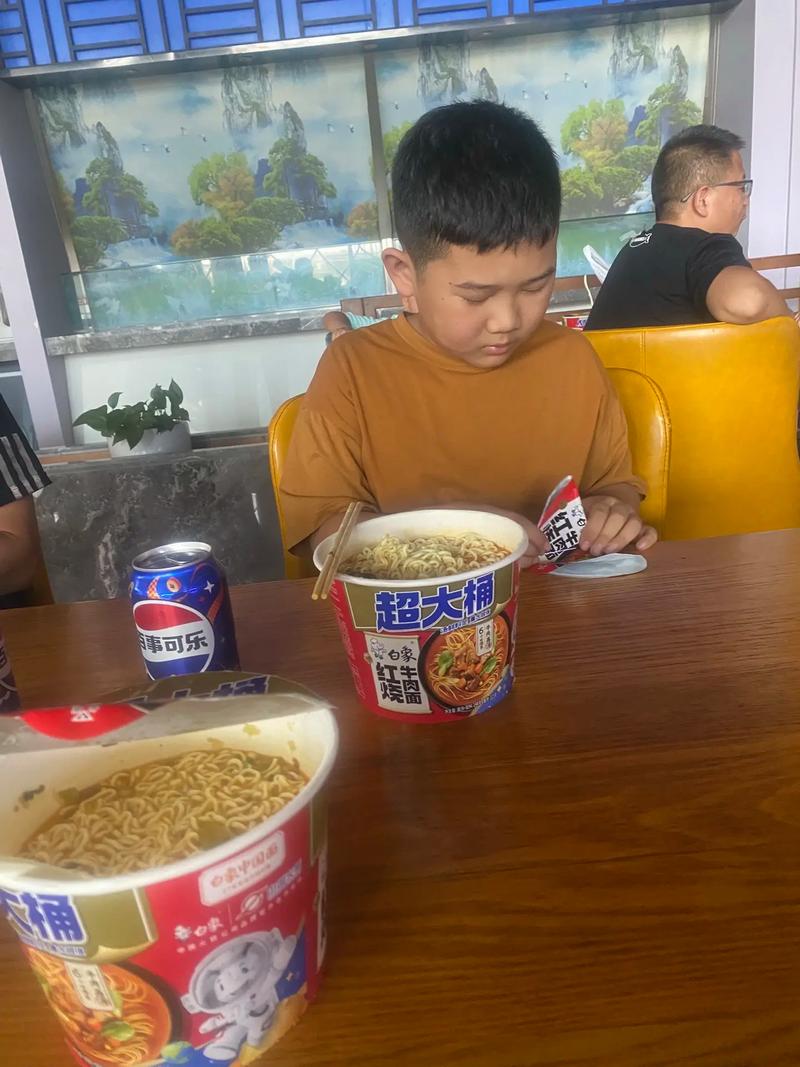 服务区全是泡面人,服务区泡面为什么这么贵?