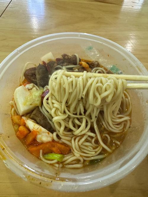 服务区全是泡面人,在高速服务区餐厅里吃在服务区买的泡面?