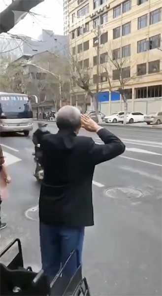 送老人过马路3次敬礼,送老人过马路3次敬礼可以吗