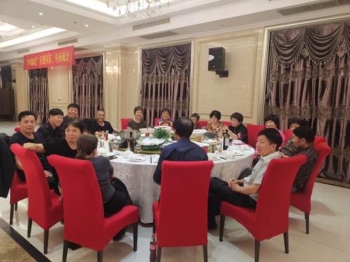 政府食堂国庆开放,中秋国庆公司聚餐通知怎么写?