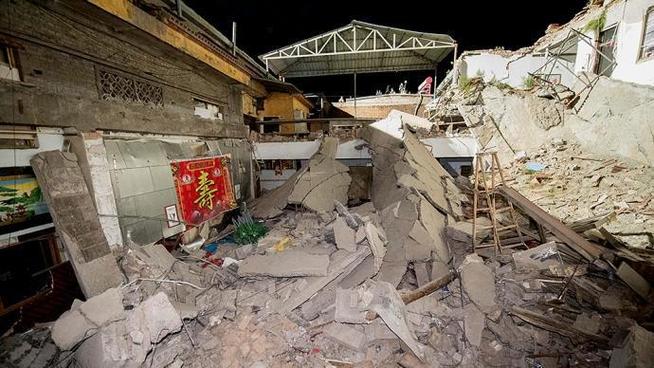 一饭店房顶发生塌陷,临汾一饭店坍塌,死伤多少人?是不是楼板房都要拆除了?