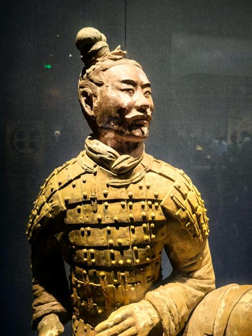 兵马俑见人头不见俑,秦始皇兵马俑无盔无甲,旁边却出土上万件石盔石甲,你怎么看这问题呢?