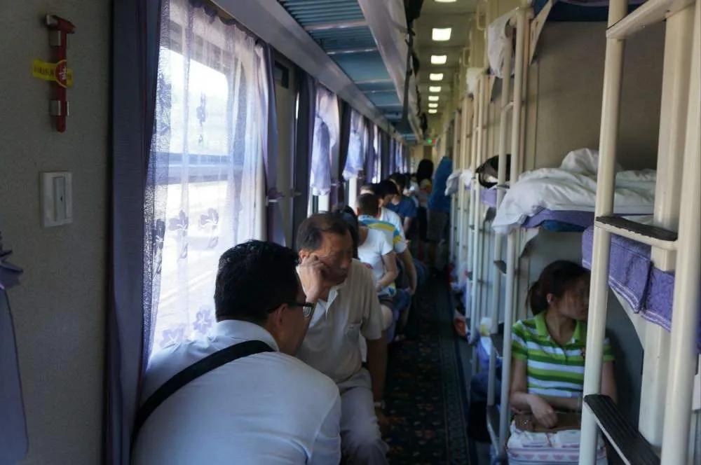 坐卧铺嫌同车人脚臭,带着美美的心情去旅行，在火车卧铺里碰到有人脚臭，打呼噜，说梦话，是种怎样的体验？