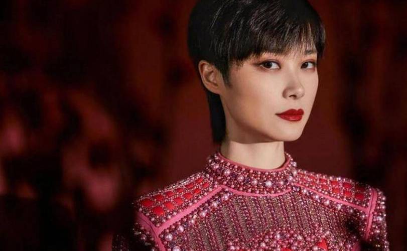 男演员确诊不死癌症,李宇春患强直性脊柱炎,复发时轮椅出行,“不死的癌症”多可怕?