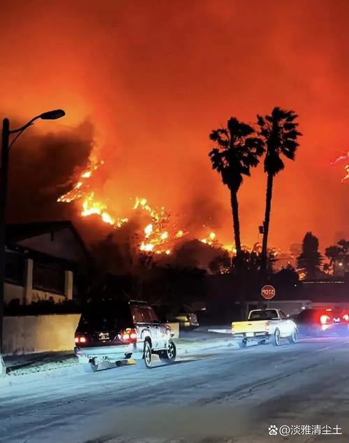 美国发生杀人纵火案,美国暴动升级,万人洗劫全城纵火烧楼,市民当街惨死,怎么回事?