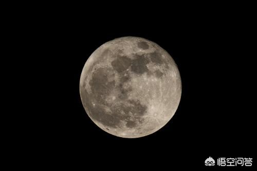 月球背面比正面冷,在太阳的照射下，月球上一座山的正面和背面温度能差多少？