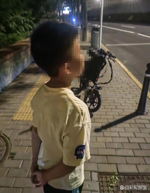 小孩高速路边方便,小孩高速路边方便骑车吗