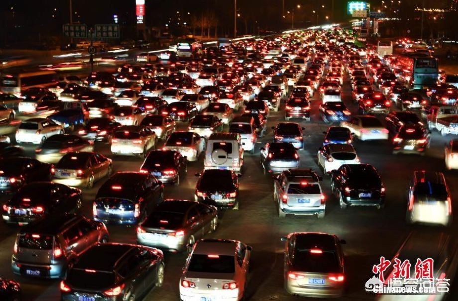 36车道挤满返程大军,春节返程高峰期，对于占用应急车道睡觉的行为，您怎么看？