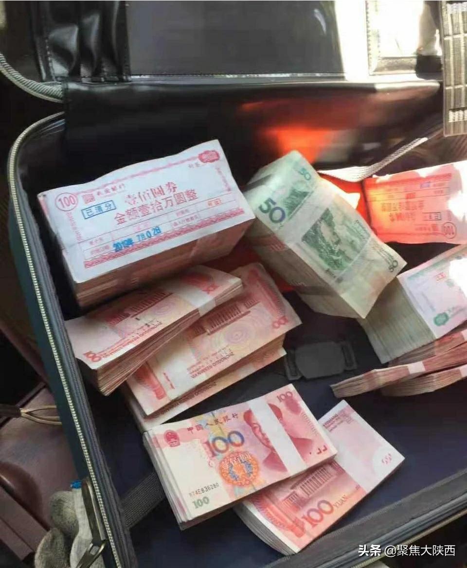 家中38万现金被盗,女乘客将箱子遗落出租车，西安的哥打开一看傻眼了：装有38万元现金, 你怎么看？