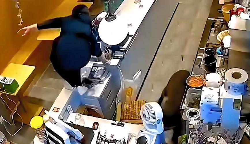 奶茶倒他人头上逃跑,把奶茶故意泼别人身上犯法吗