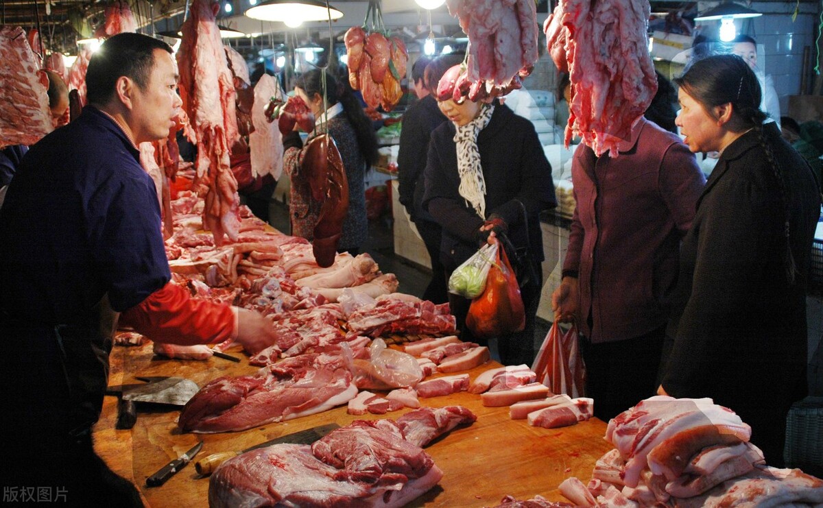 养猪场少了20头猪,猪肉价格跌了造成下跌的原因是吃肉的人少了，还是猪场的猪多了？