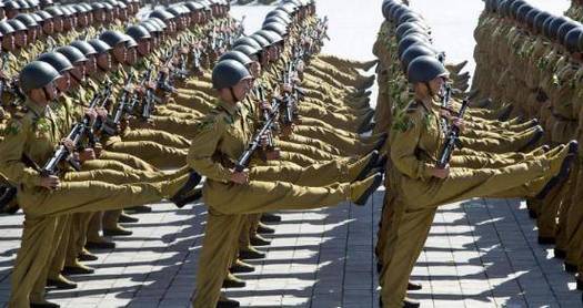 朝鲜举行阅兵式,怎么看待朝鲜举行盛大阅兵式中的洲际导弹,成为亮眼武器呢?