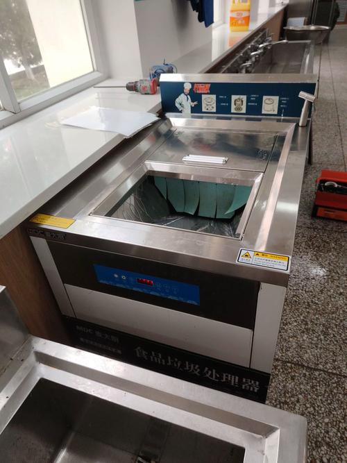 无人岛现巨大垃圾坑,渭南有商户连续三天无人清运泔水,餐厨垃圾公司:无力付电费致公司停运, 你怎么看?