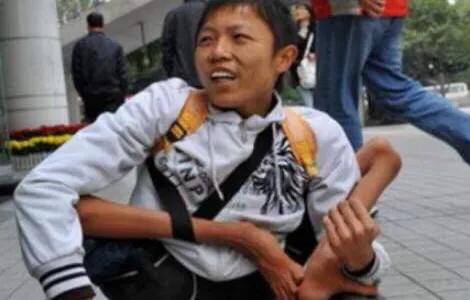 地震抱残疾同学撤离,汶川地震,一名残疾小乞丐为灾区捐了185块钱,他的近况如何? 地震抱残疾同学撤离,汶川地震,一名残疾小乞丐为灾区捐了185块钱,他的近况如何?