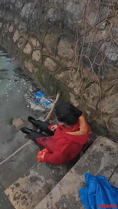 小伙抛竿救落水女童,抛竿后鱼钩在落水处还是浮漂处?