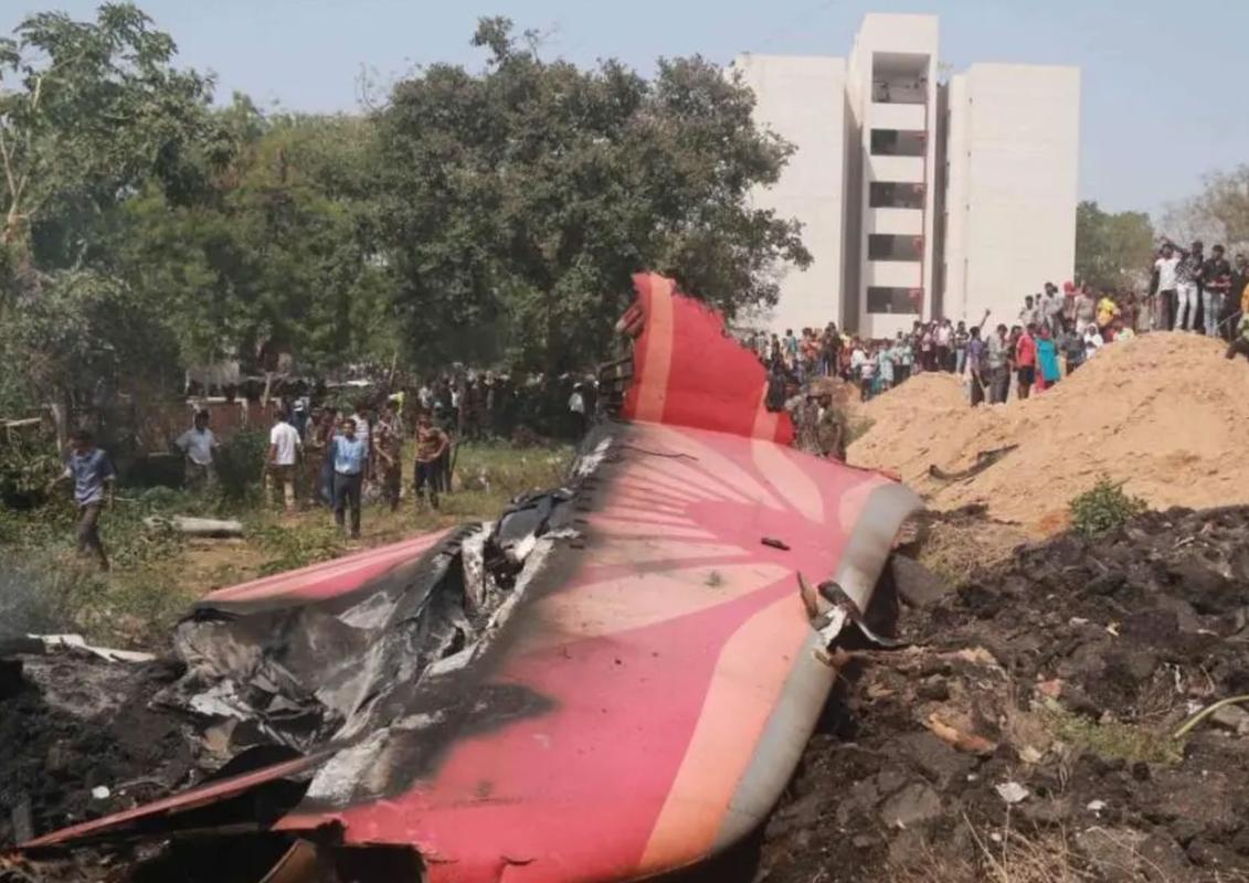 印度客车起火致20死,印度客车坠河25人死亡