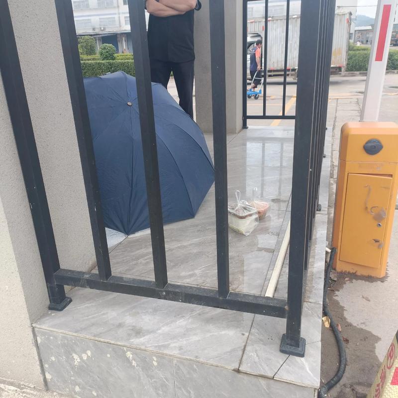 保安将外卖扔进花坛,保安将外卖扔进花坛里