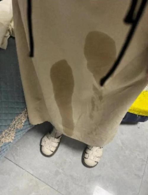 男子穿裙子闯进女厕,男子穿裙装