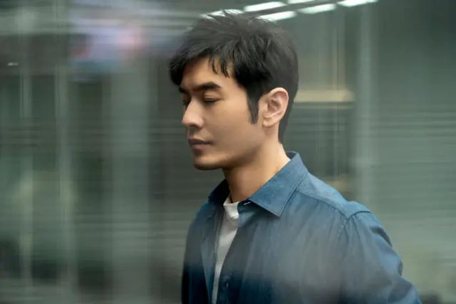 黄晓明自曝曾抑郁,黄晓明曾经抑郁，背后的原因是什么？明星抑郁应该如何应对？