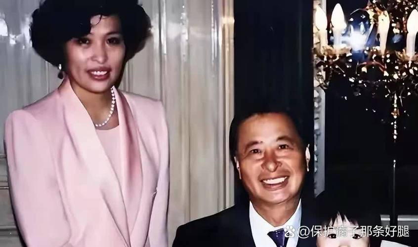 首富妻子背200万包,李兆会22岁成首富,用200辆婚车娶女明星,几年败光父亲的百亿资产,你怎么看?