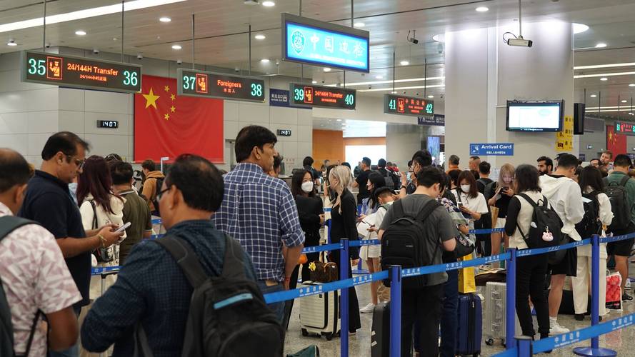 机场2外国人霸6座,机场老外