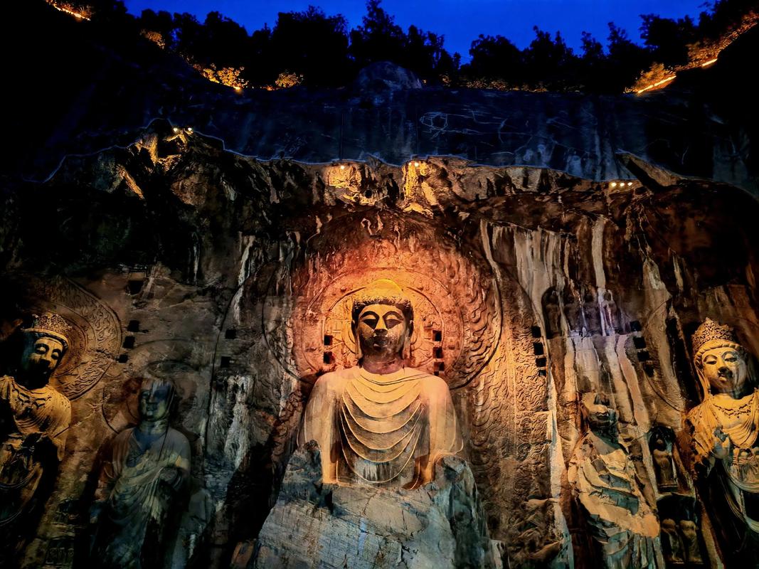 石窟大佛前办时装秀,石窟佛像