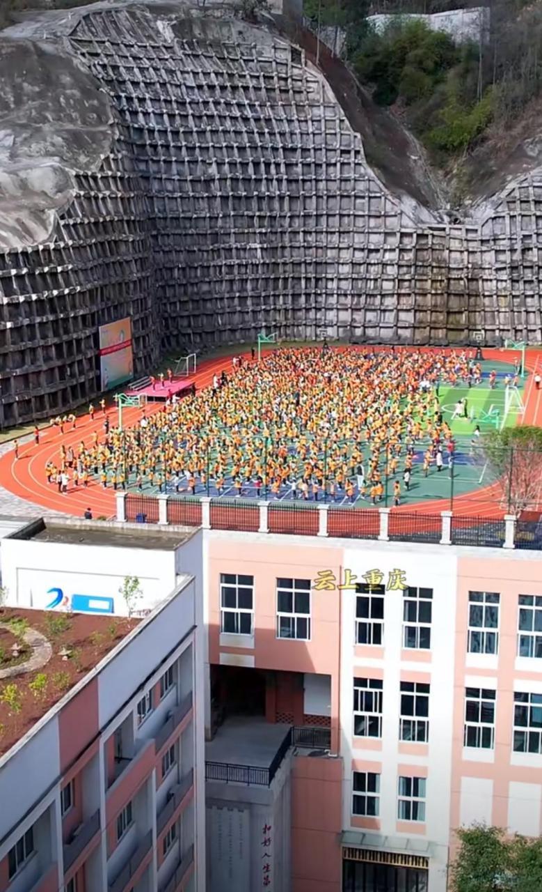 小学将操场建楼顶上,昆明一小学建“空中操场”,学生都去楼顶运动了,你怎么看?
