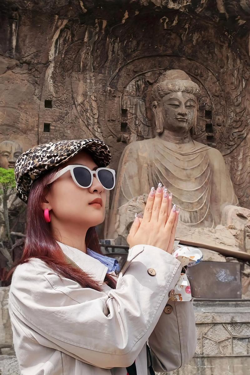 石窟大佛前办时装秀,人在龙门石窟佛像面前可以照相嘛?