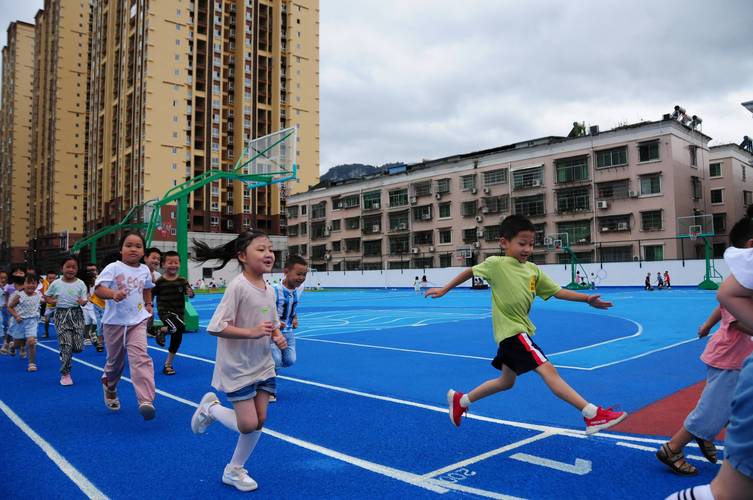 小学将操场建楼顶上,学校操场建在楼顶