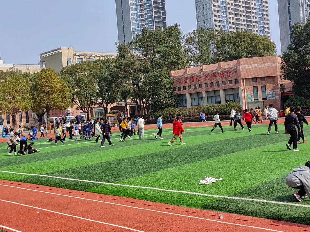 小学将操场建楼顶上,幼儿园在楼顶建操场合法吗?