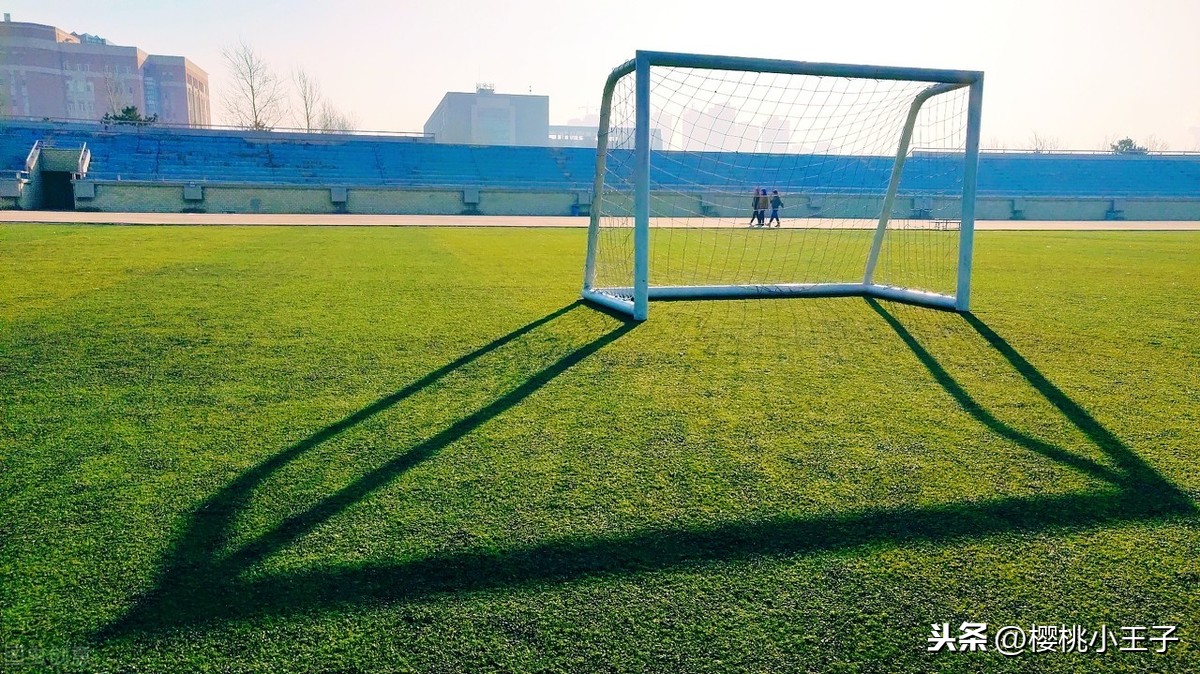 学校半个操场坍塌,足球门架倒塌,教师3岁女儿在操场玩耍被砸中殒命,责任怎么划分 学校半个操场坍塌,足球门架倒塌,教师3岁女儿在操场玩耍被砸中殒命,责任怎么划分