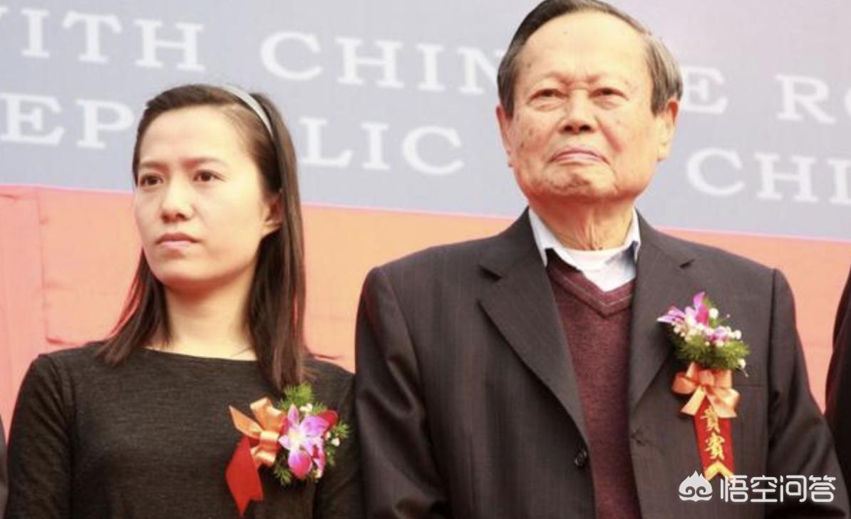 清华大学悼念杨振宁,杨振宁物理学家捐两千件资料给清华大学，为什么那么多人误解他？