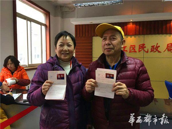 老夫妇扎堆领结婚证,你如何看待老夫妻丢了结婚证,想补办却遇上了“证明“难题?