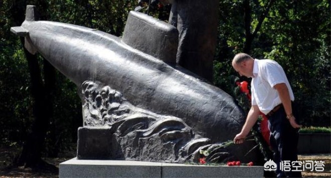 美军摧毁一大型潜艇,看过一部电影应该是美国的讲述的是一个潜艇碰到一艘驱逐舰然后双方发生了激烈的战斗潜艇被深水炸弹弄伤？