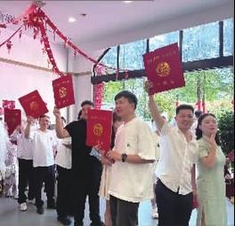 老夫妇扎堆领结婚证,老夫妇扎堆领结婚证 民政局回应