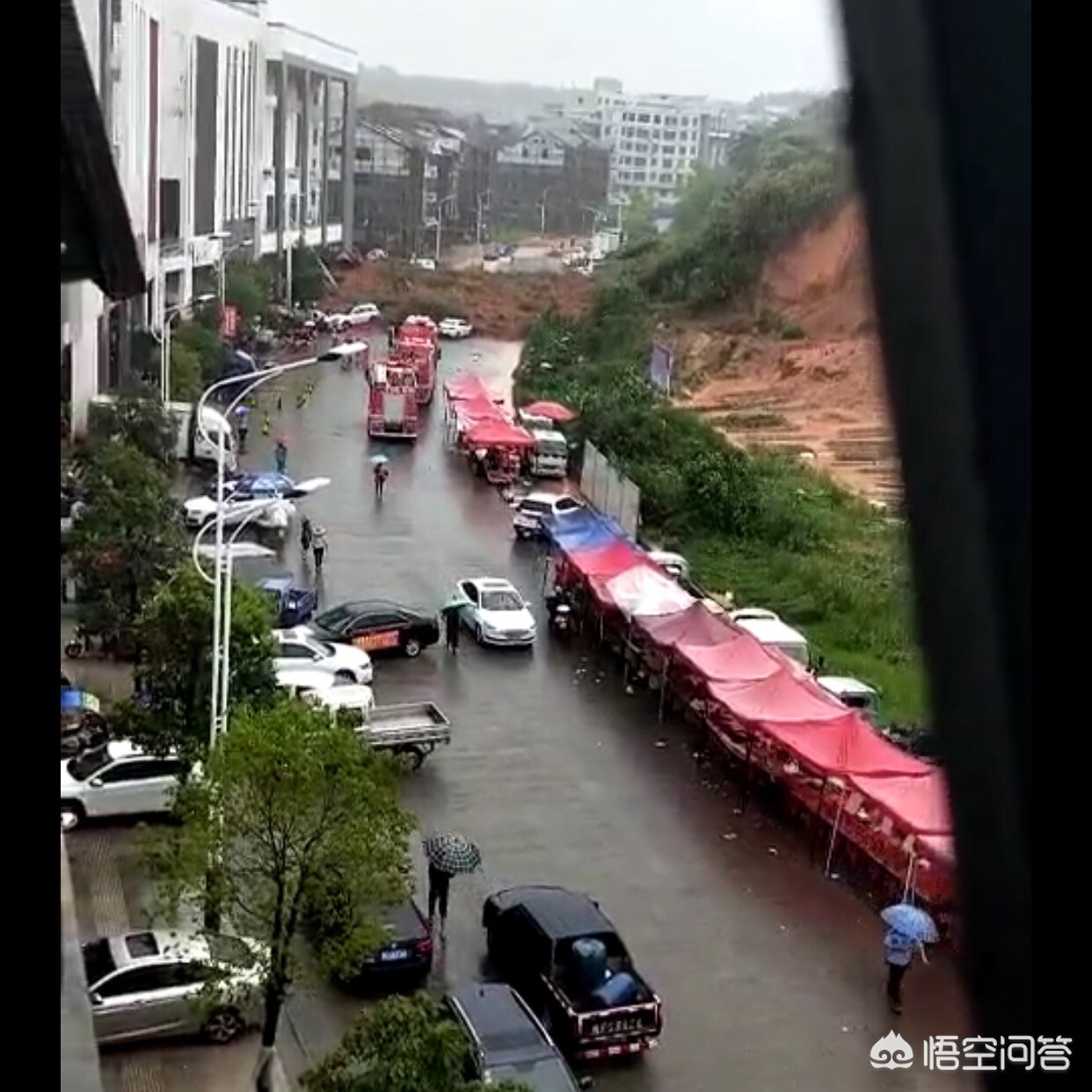 山体滑坡致房屋被埋,南溪暴雨致山体滑坡，男子在自家屋后取工具时，双腿被垮塌山体一前一后埋压，被消防队员成功救出。你怎么看？