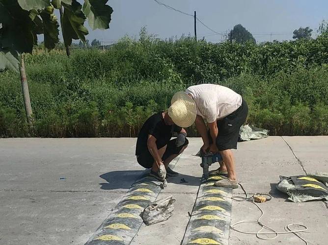 20米路装16条减速带,县乡路口需设置什么样的减速带?