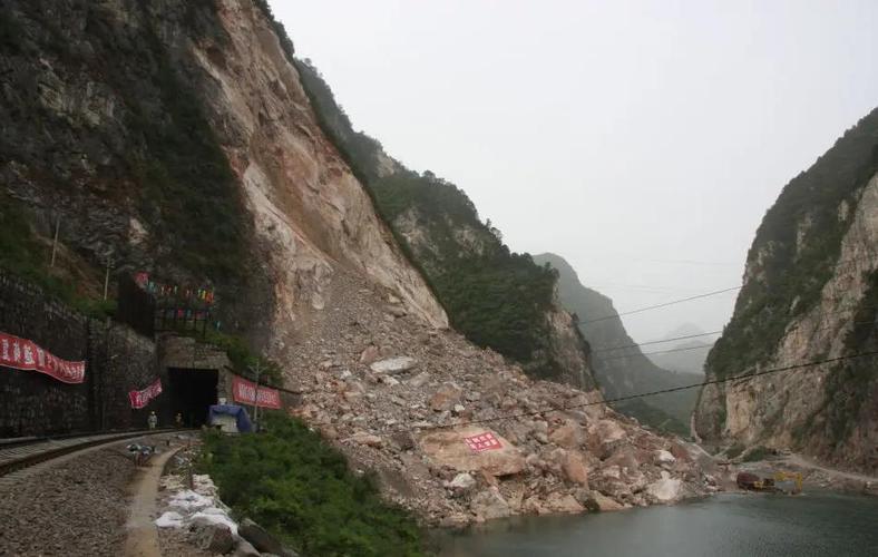 山体滑坡致房屋被埋,山体滑坡房子被人埋了会怎么样?