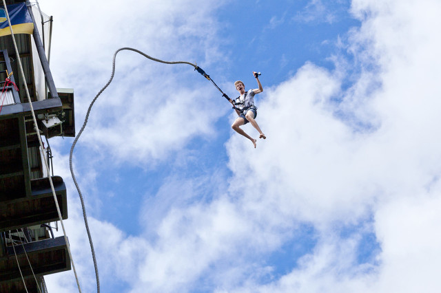 景区蹦极项目不用绳,蹦极多少钱，150，能更便一点吗？能，不带绳50。我女朋友发朋友圈的，我不能什么意思？