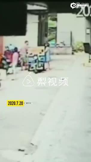 退款要求扇孩子耳光,女子退货被中通快递员扇耳光!网点负责人:一个巴掌拍不响,你怎么看?