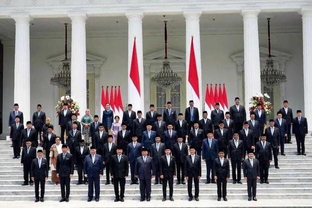 突发!美副总统车被击,美国的现任副总统、国务卿、国防部长分别是谁?