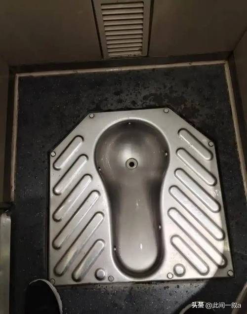 被困高铁厕所10分钟,高铁厕所堵了怎么办?