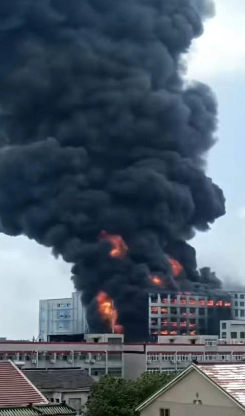 一化工厂突发火灾,衢州化工厂火灾事故有毒吗?