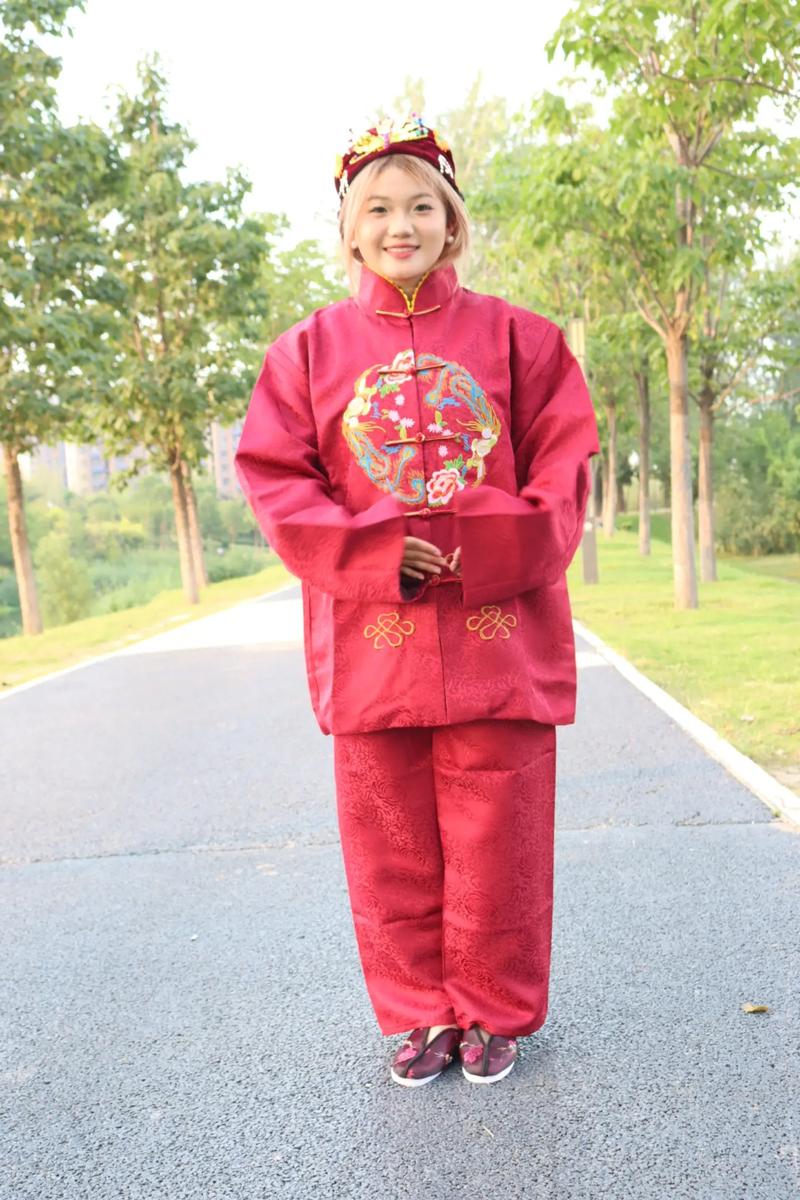 老外扎堆寿衣店试穿,外国人穿寿衣