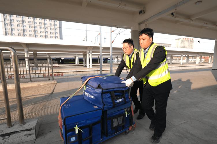 坐高铁不用扛行李了,高铁行李包括行李箱和包吗?