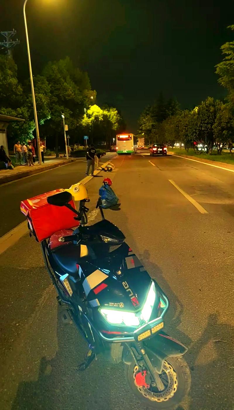 外卖小哥救轻生情侣,上海外卖小哥接“奇怪”订单后救下自杀女孩,女友:比你挣10万块还开心, 你怎么看?
