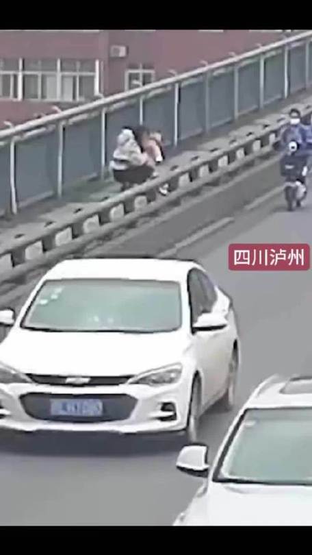 外卖小哥救轻生情侣,苏州:女子欲跳河轻生,外卖小哥出手相救, 你怎么看?