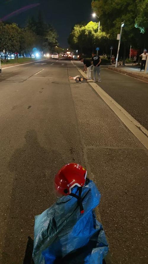 外卖小哥救轻生情侣,外卖小哥救轻生情侣视频