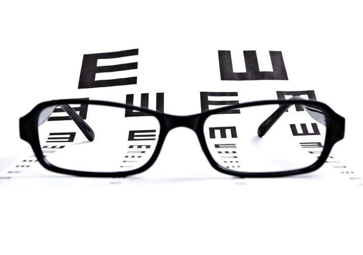 戴眼镜10年是假近视,戴十年眼镜