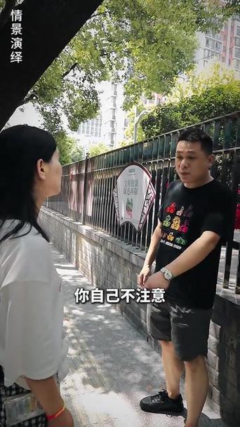 牵绳遛狗时被殴打,微博网红Saya遛狗不牵绳,与其母辱骂殴打孕妇致先兆早产,她会被判刑吗?你怎么看?
